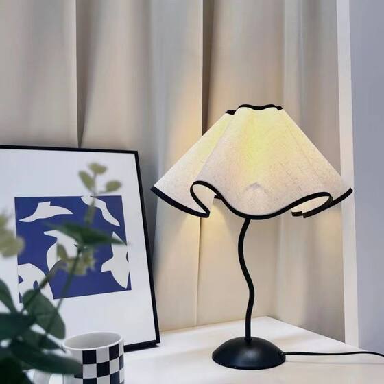 Nordic Ins Retro Table Lamp Bedroom Bedside Petal Simple Girl Warm French Style Bedside Nightlight