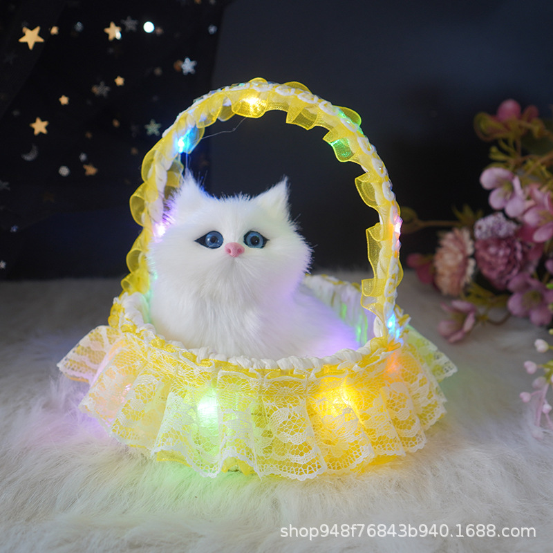 빛나는 바구니 (노란색) 는 작은 흰색 고양이라고 부릅니다.