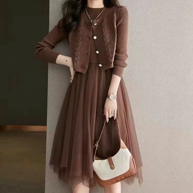 Платье на талии трикотажное платье женское осень-зима 2024 новый осенний осенний и осенний набор из двух частей юбка маленькое платье-свитер