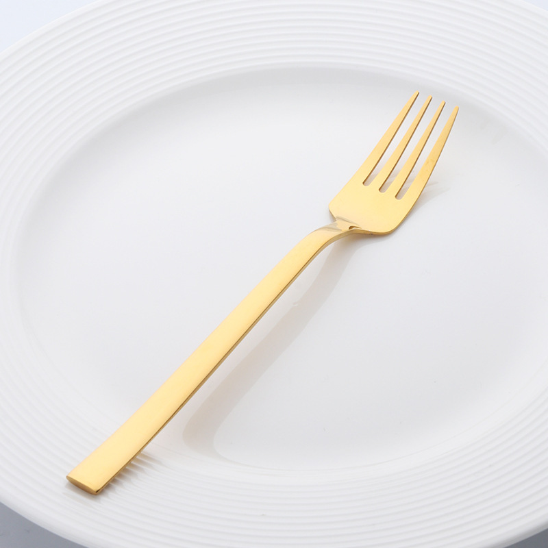 かわいい学生が食事をしているスプーンフォーク家庭用食堂の韓国式のアイデアの四角い柄304ステンレススプーンとチタンメッキのロゴ|undefined