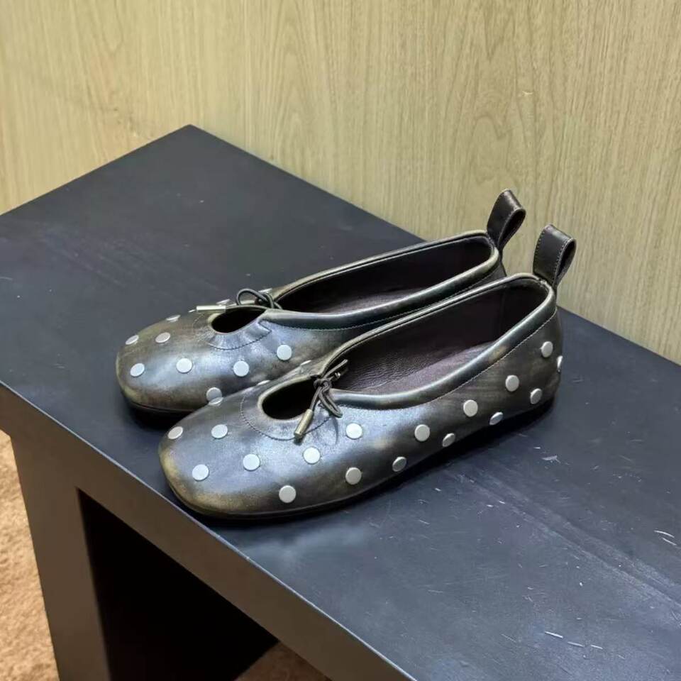 Giày búp bê nữ đế bệt mũi tròn phong cách retro, đính đinh tán, màu loang, thắt nơ, khoét lỗ thoáng khí, đế mềm — Nâu cổ điển (hàng có sẵn), Đen (màu trơn, có sẵn) chi tiết 2