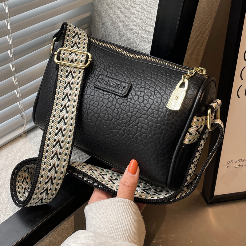 2024 Nuova borsa piccola popolare per le donne in autunno e inverno, borsa a tracolla a banda larga alla moda versatile, borsa a cuscino rossa Internet_voghion.com