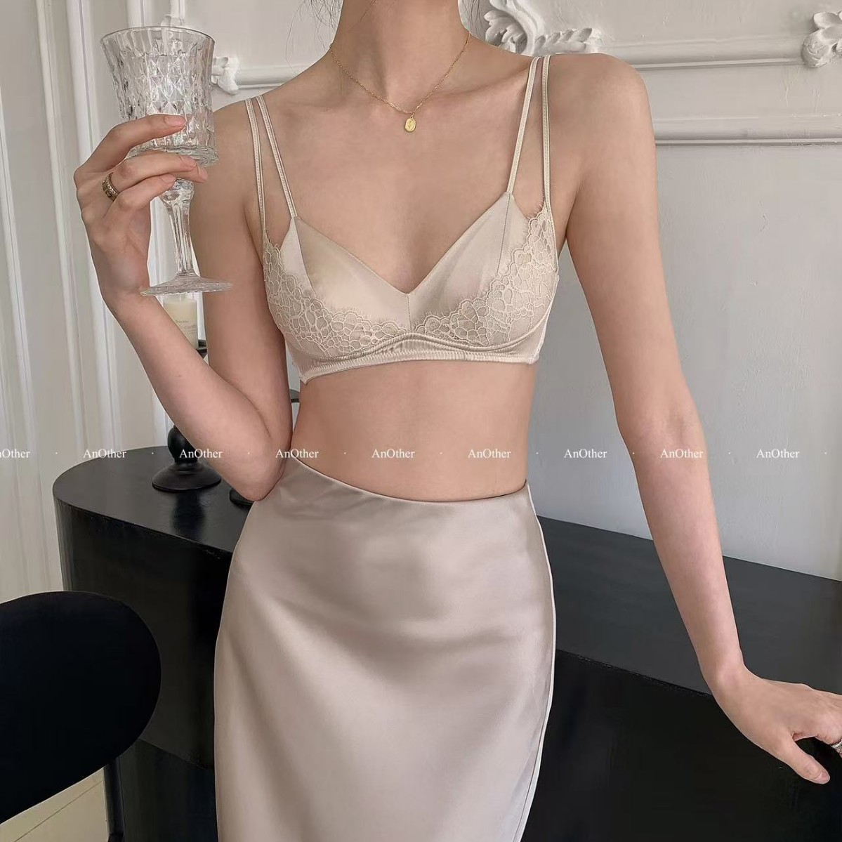 Triangular Cup Without Rims, Satin and Lace Push-Up Bra for Women with Big Breasts, Simple and Light Luxury French Retro