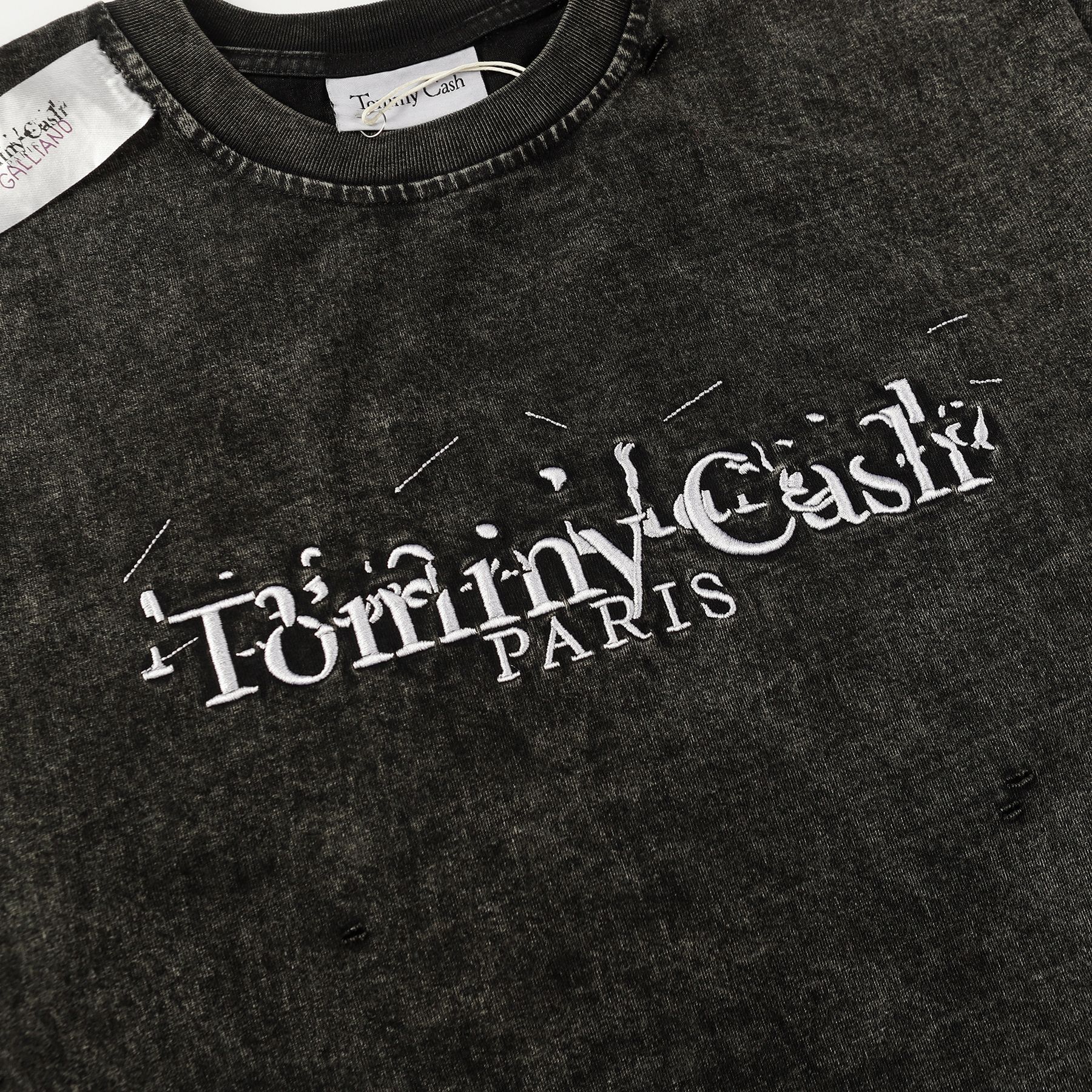 T-shirt a maniche corte con scollo rotondo e ricamo a lettera sul petto, lavata e obsoleta_voghion.com