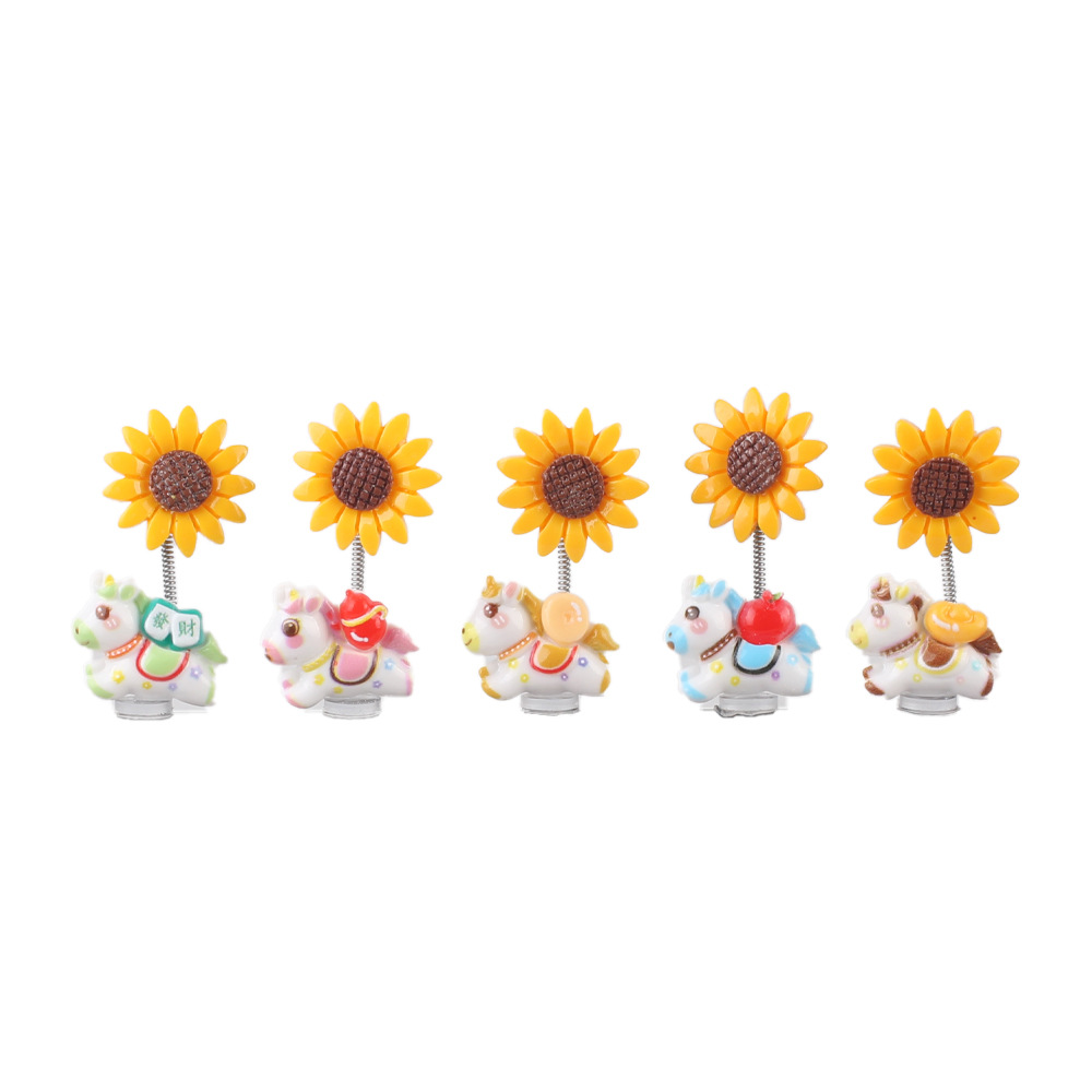 2026 nuevo año del caballo pequeños adornos de automóvil para hacerse rico ponies girasol oscilante decoración de consola central del automóvil