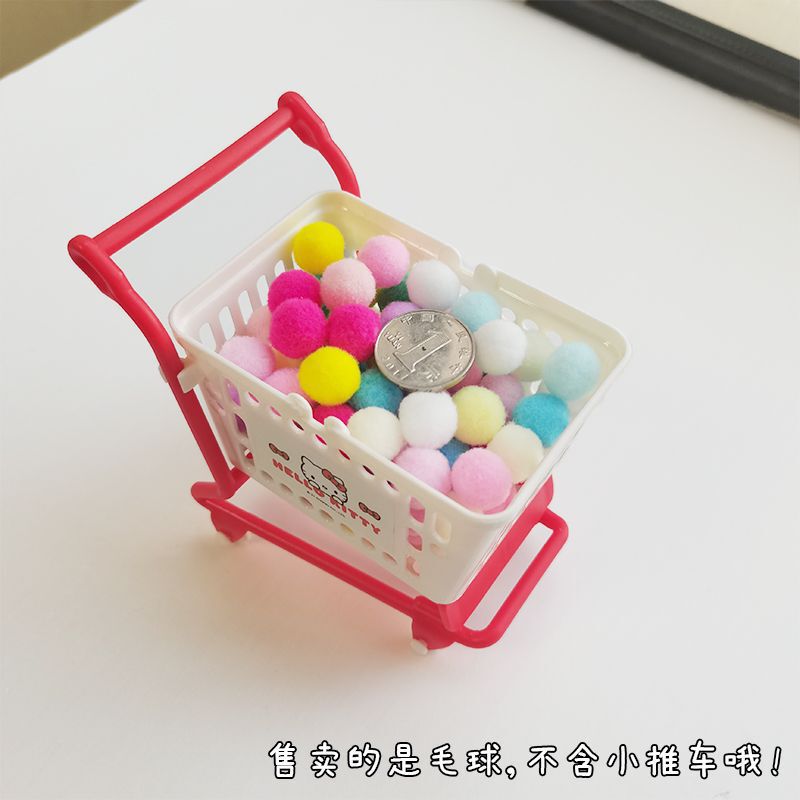 幼稚園の朝の間に壁にサインして材料を作ります。|undefined