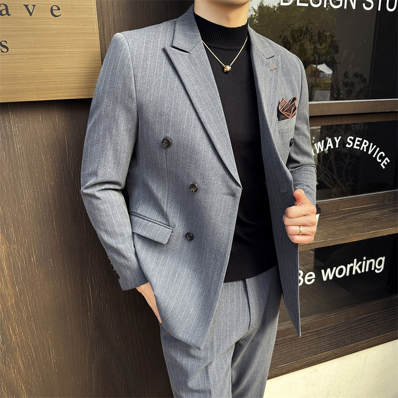 Completo da uomo slim fit composto da blazer e pantaloni | Abito moderno a righe, casual ed elegante, ideale per matrimoni e ufficio._voghion.com