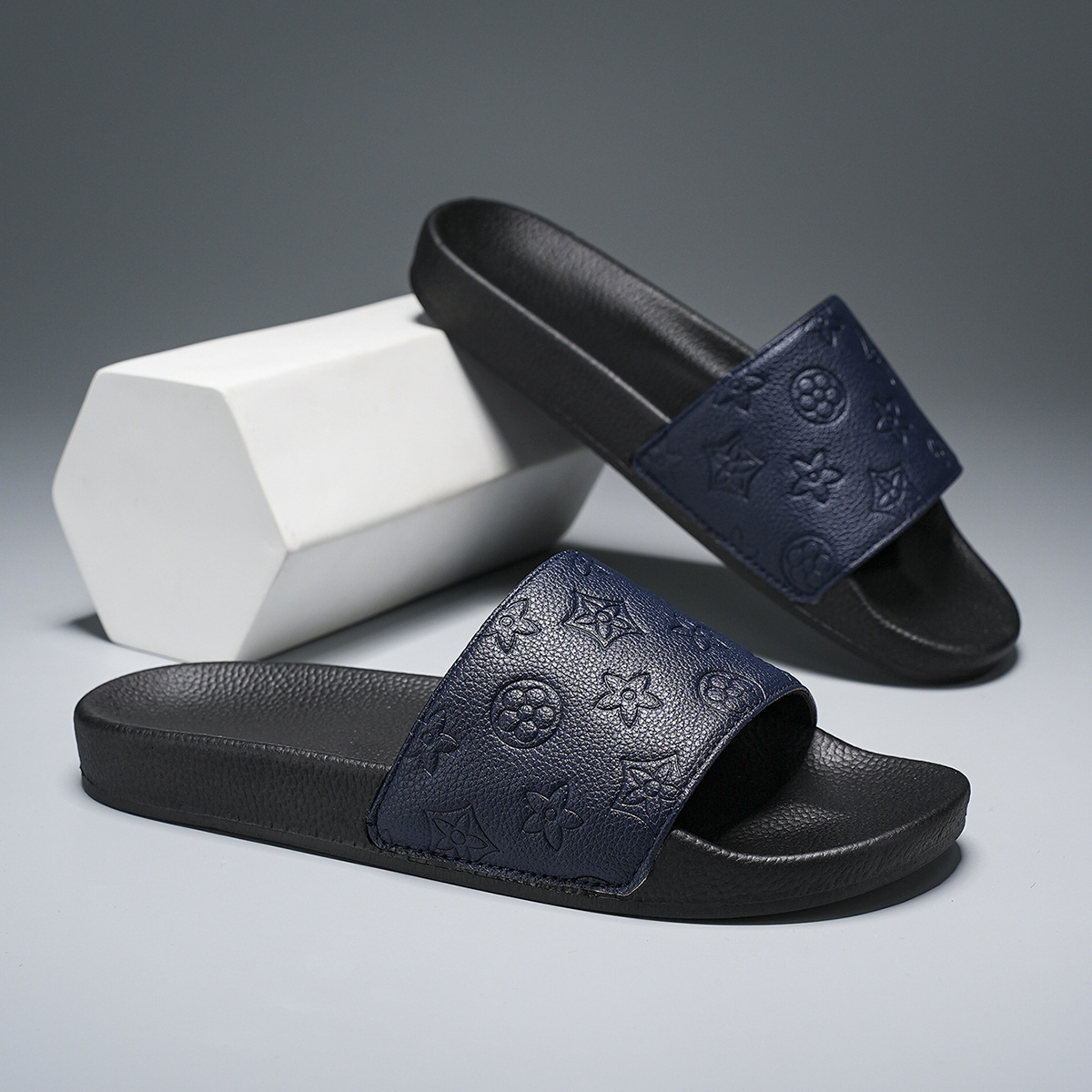 Zapatillas de estación europea para hombre 2025 ropa exterior de verano antideslizante y desodorante para hombre fondo suave casual sandalias y zapatillas de una palabra al aire libre