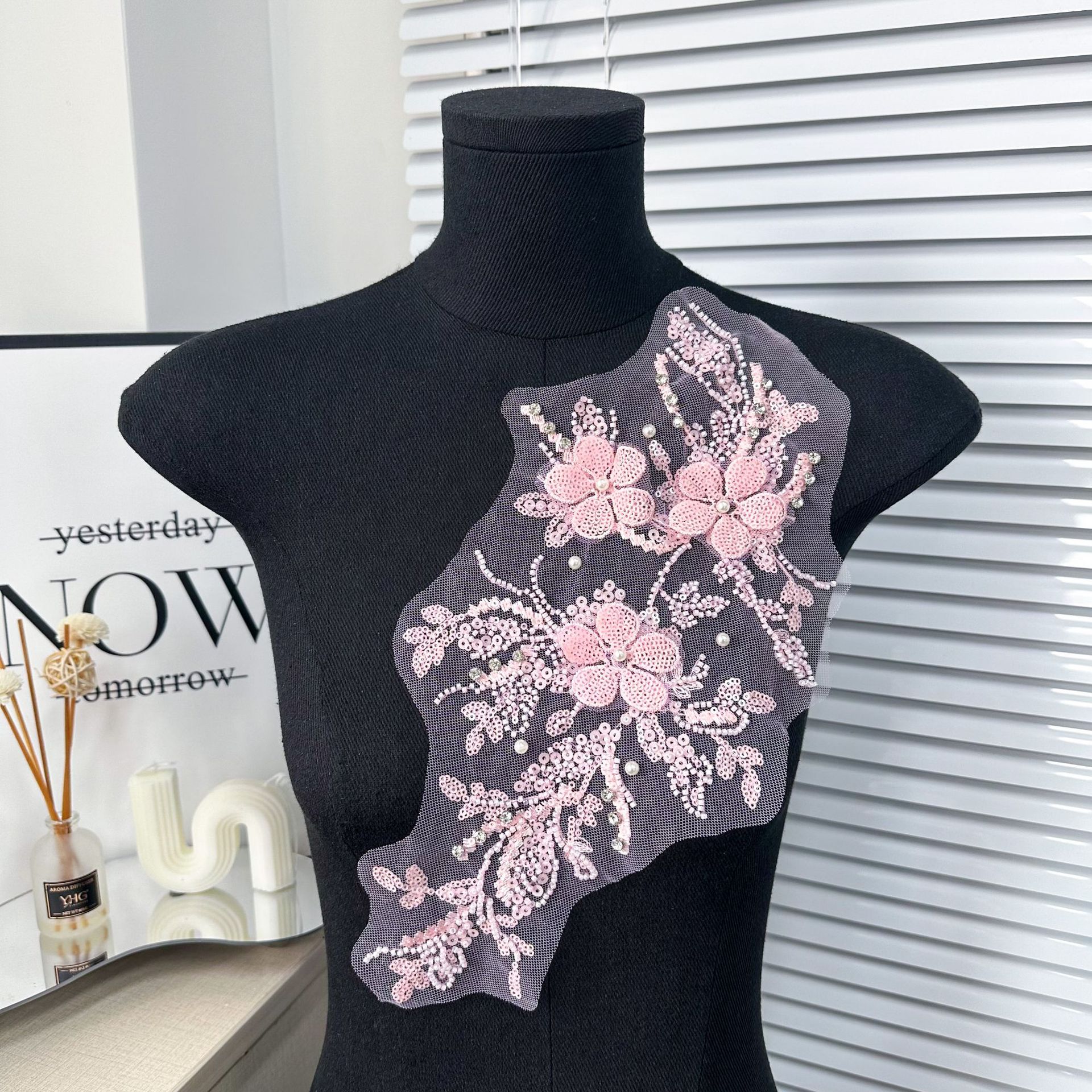 Venta caliente de lentejuelas con cuentas de flores decorativas vestido de novia accesorios de ropa parche pegatinas de tela accesorios de material de bricolaje fábrica al por mayor image 3