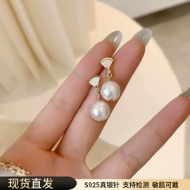 耳钉;耳环;项链