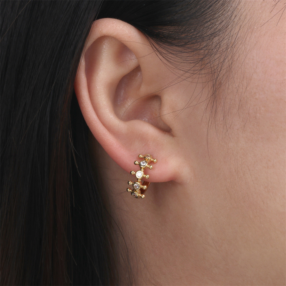 Neue Kupfer Eingelegt Zirkon Vergoldete Geometrische Ohrschnalle Ohrringe Großhandel display picture 5