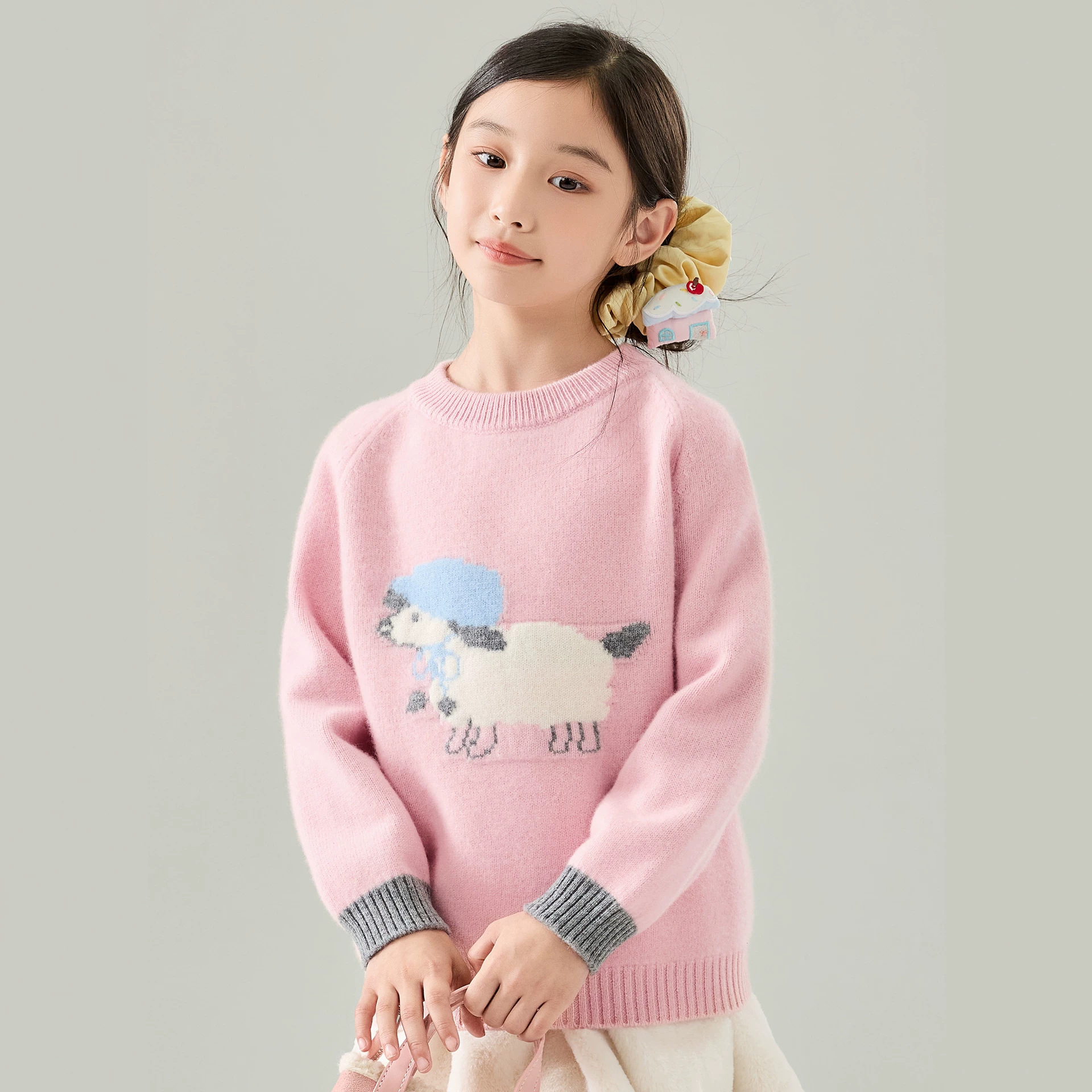 Children's wool sweater, girls' cartoon sheep round neck sweater, autumn and winter, soft and skin-friendly pullover knit base layer for medium and large children.