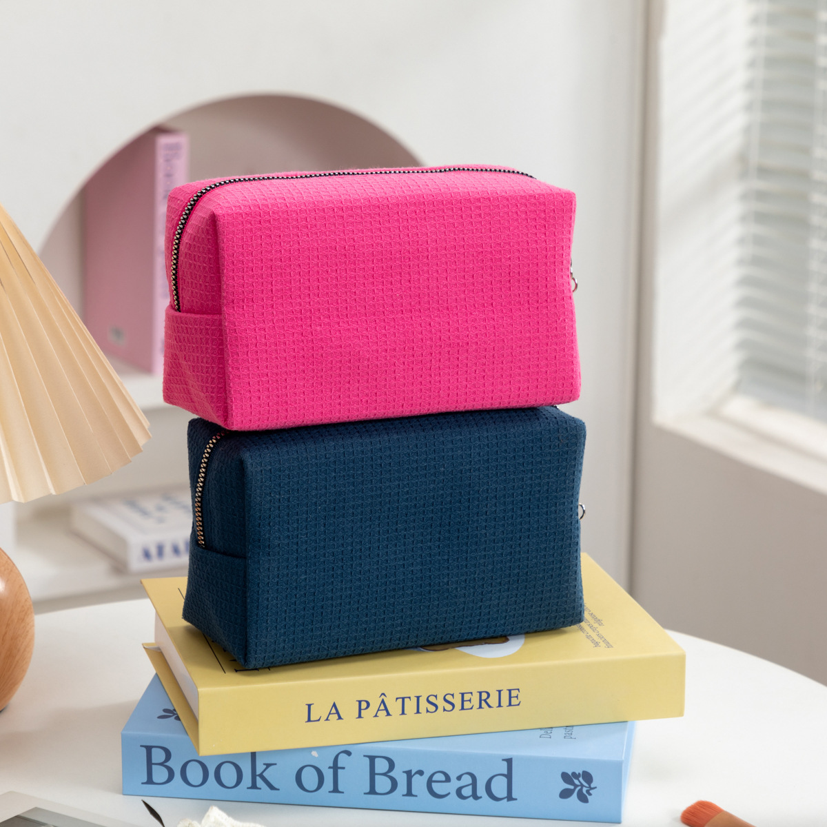 Fabricantes transfronterizos nuevos waffle bolsas de maquillaje de gran capacidad bolsas portátiles cuadradas de color sólido bolsas de lavado de viaje de damas image 1
