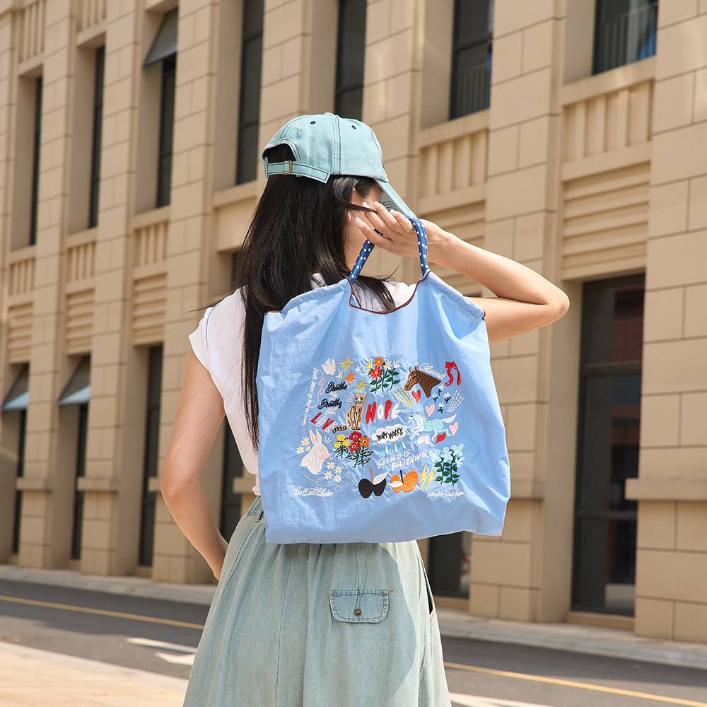 厳選ネット赤同項日系ボールチェーン刺繍レジ袋女性ファッション小衆大容量シングルバッグ潮