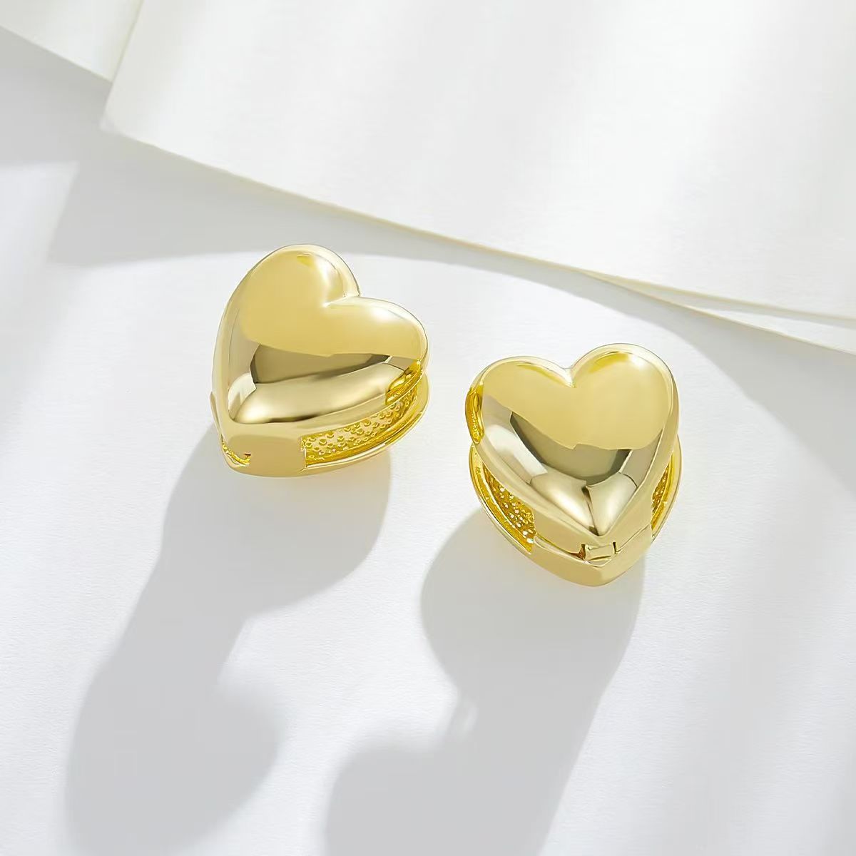 Venta caliente transfronteriza hebilla de oreja de corazón de melocotón súper parpadeante Pendientes simples y exquisitos en forma de corazón de amor francés Pendientes de lujo ligero de alta calidad al por mayor