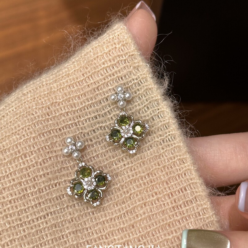 Autumn and Winter Accessible Luxury White Pearl Olive Green Four-Leaf Flower Earrings 2025 New Earrings Niche Design