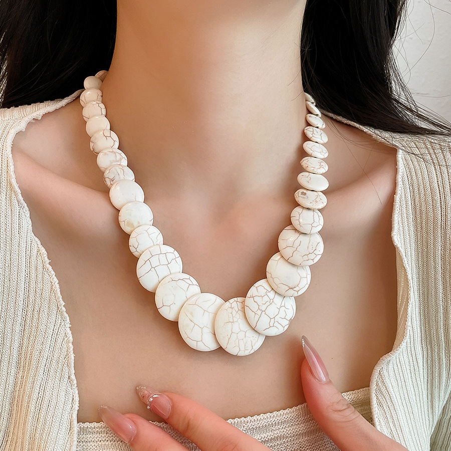 Collar de concha de alta gama para mujer de verano, estilo de vacaciones, cadena de clavícula simple y de moda, joyería de todo fósforo de nicho literario al por mayor