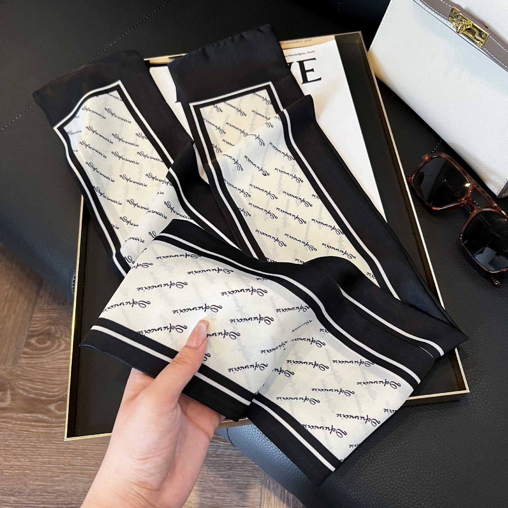 Nueva bufanda de seda pequeña banda larga estrecha para el cabello mujer estilo primavera y otoño moda madre bufanda estilo verano estilo fino serpentina bufanda al por mayor