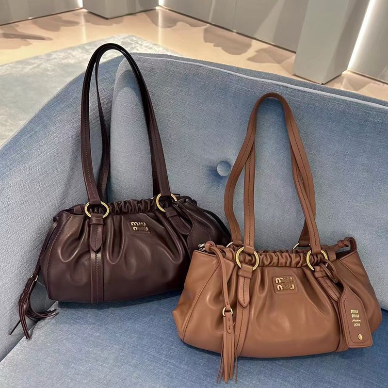Miu Miu's New Cloud Bag Bowling-Style Handbag, Shoulder Bag, Underarm Bag with Drawstring and Pleated Design, Fashionable Versatile Women's Bag Miu Miu's New Cloud Bag Bowling-Style Handbag, Shoulder Bag, Underarm Bag with Drawstring and Pleated Design, Fashionable Versatile Women's Bag