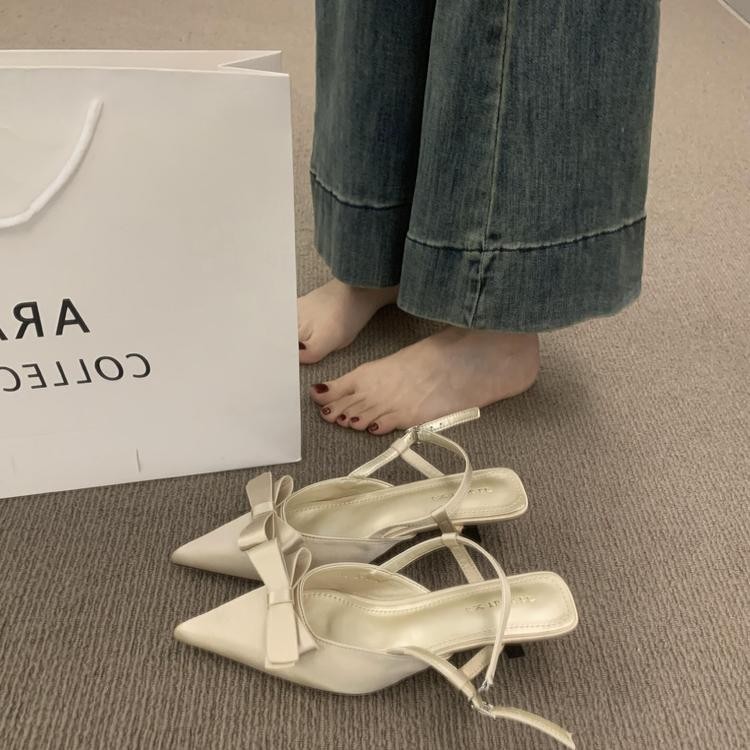 Sandals with bow