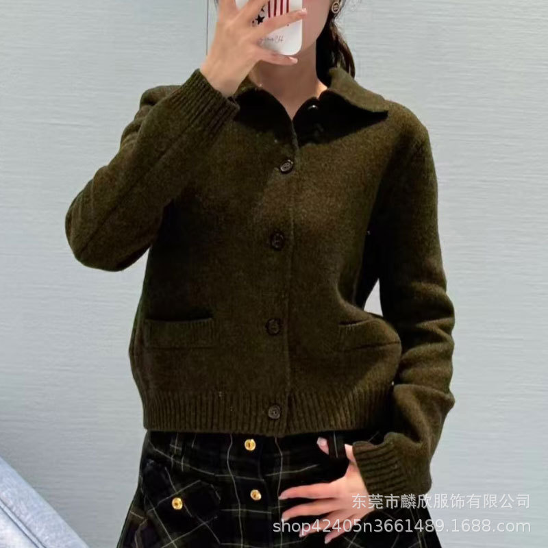 25 Autumn and Winter New Nanyou Haute Couture Miu Simple Casual Versatile Preppy Age-Reducing Letter Lapel Knitted Cardigan 25 Autumn and Winter New Nanyou Haute Couture Miu Simple Casual Versatile Preppy Age-Reducing Letter Lapel Knitted Cardigan