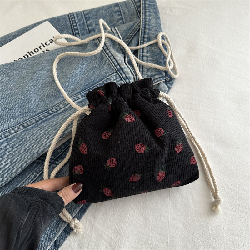 Este año, la moda impresa encantadora fresas mini bolso de balde 2024 nuevo verano versátil mochila de hombro