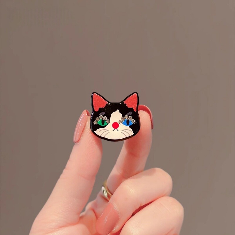 Exquisite and Small Cat Brooch Women's Autumn and Winter New Sweater Pin Accessories Design Sense Diamond-encrusted Coat Collar Corsage