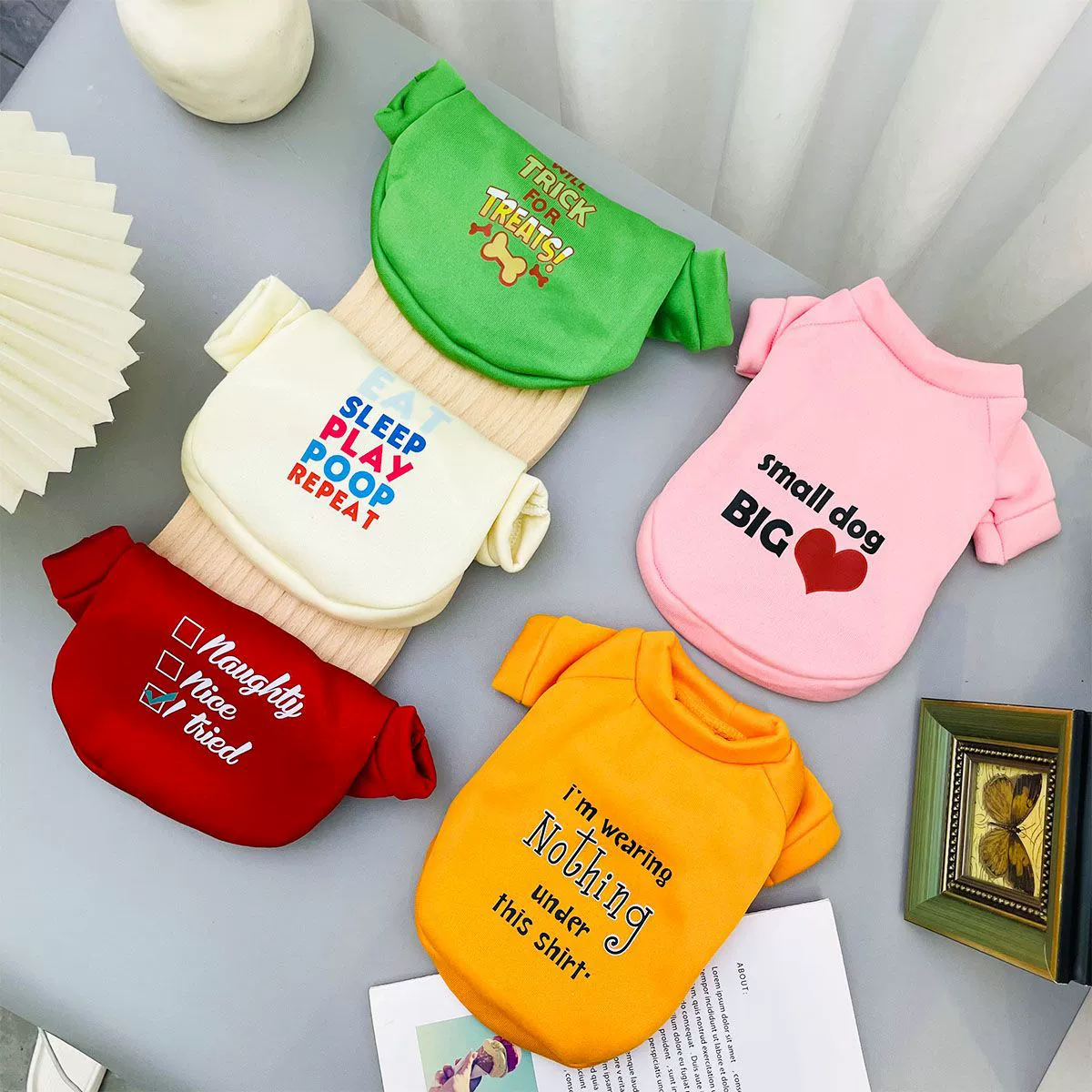 Осенне-зимняя одежда для домашних животных Двуногая одежда для кошек и собак Холодостойкий Теплый красивый супер милый пуловер свитер на флисовой подкладке Симпатичные кошки и собаки в новом стиле