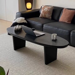 北欧の黒い木の楕円形のお茶の家庭用畳のリビングルームのソファーの小さいお茶のテーブルは窓の原木のお茶のテーブルのカレーを漂っています。