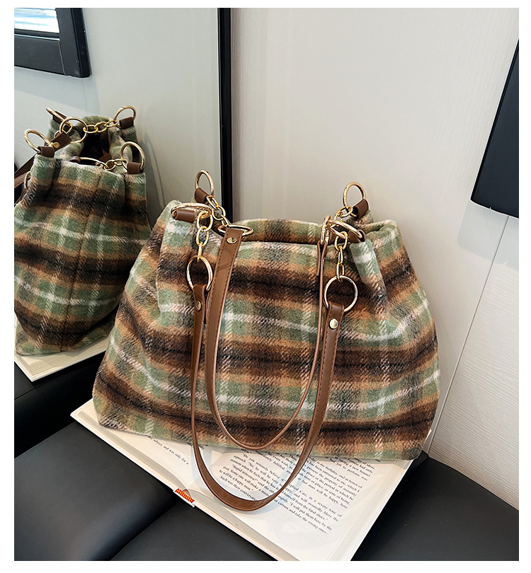 Large capacity tote female niche design, commuting outdoor travel bag, high-end casual autumn and winter new item_voghion.com