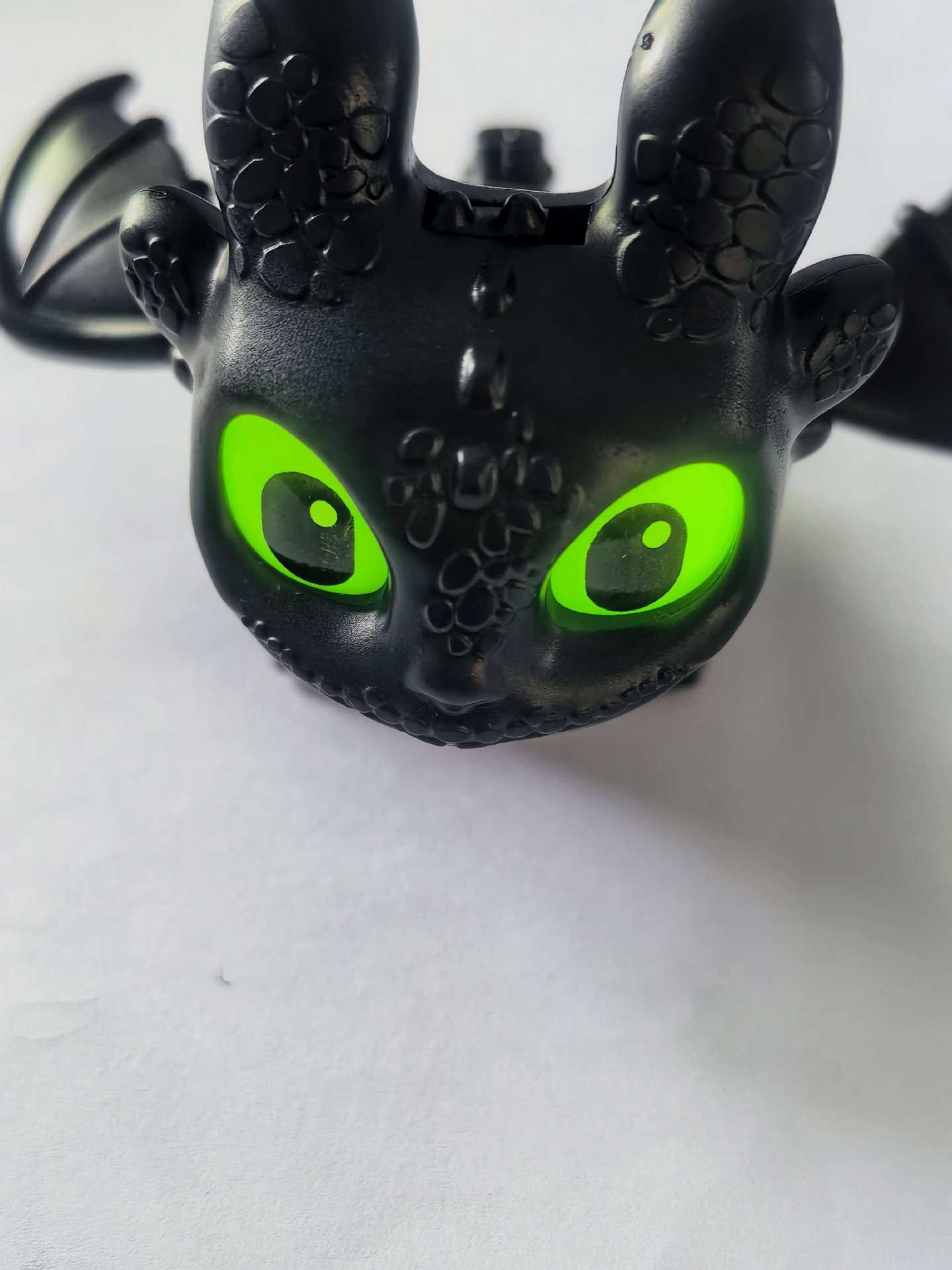 New car accessory: Toothless figure with swinging wings, sensor-activated flashing lights, eyes, keychain accessory, helmet decoration