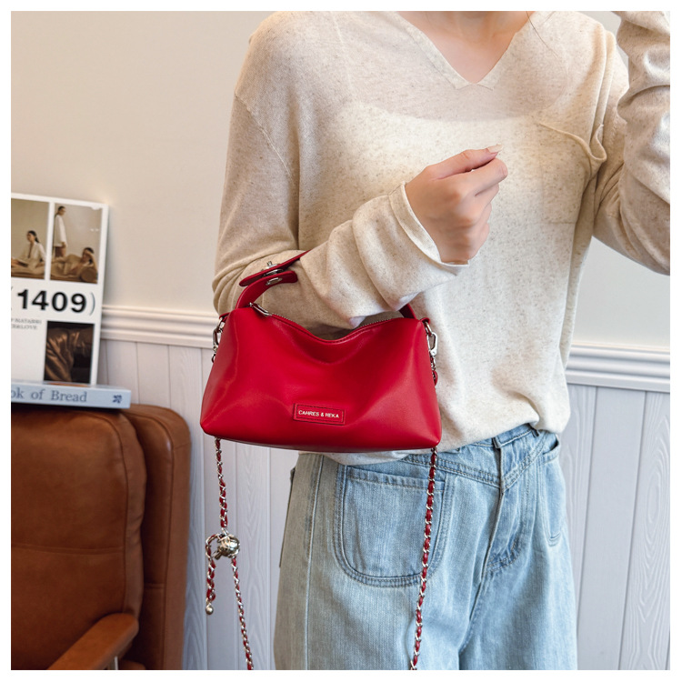 A stylish and elegant hand-held small square bag for women in the summer of 2025, featuring an Instagram-chic and high-end single-shoulder crossbody women's bag undefined