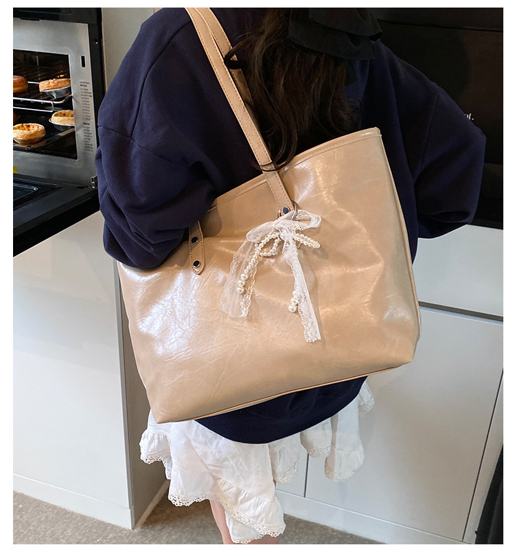 The 2025 summer new stylish and simple tote bag is a casual and trendy large-capacity tote bag with a niche design for women full figure