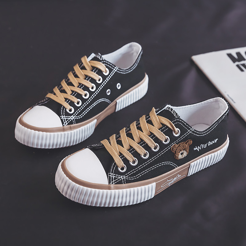 Hombres y mujeres de nicho de diseño oso bordado zapatos de lona de las mujeres 2023 nuevo estilo coreano versátil zapatillas para estudiantes moda femenina