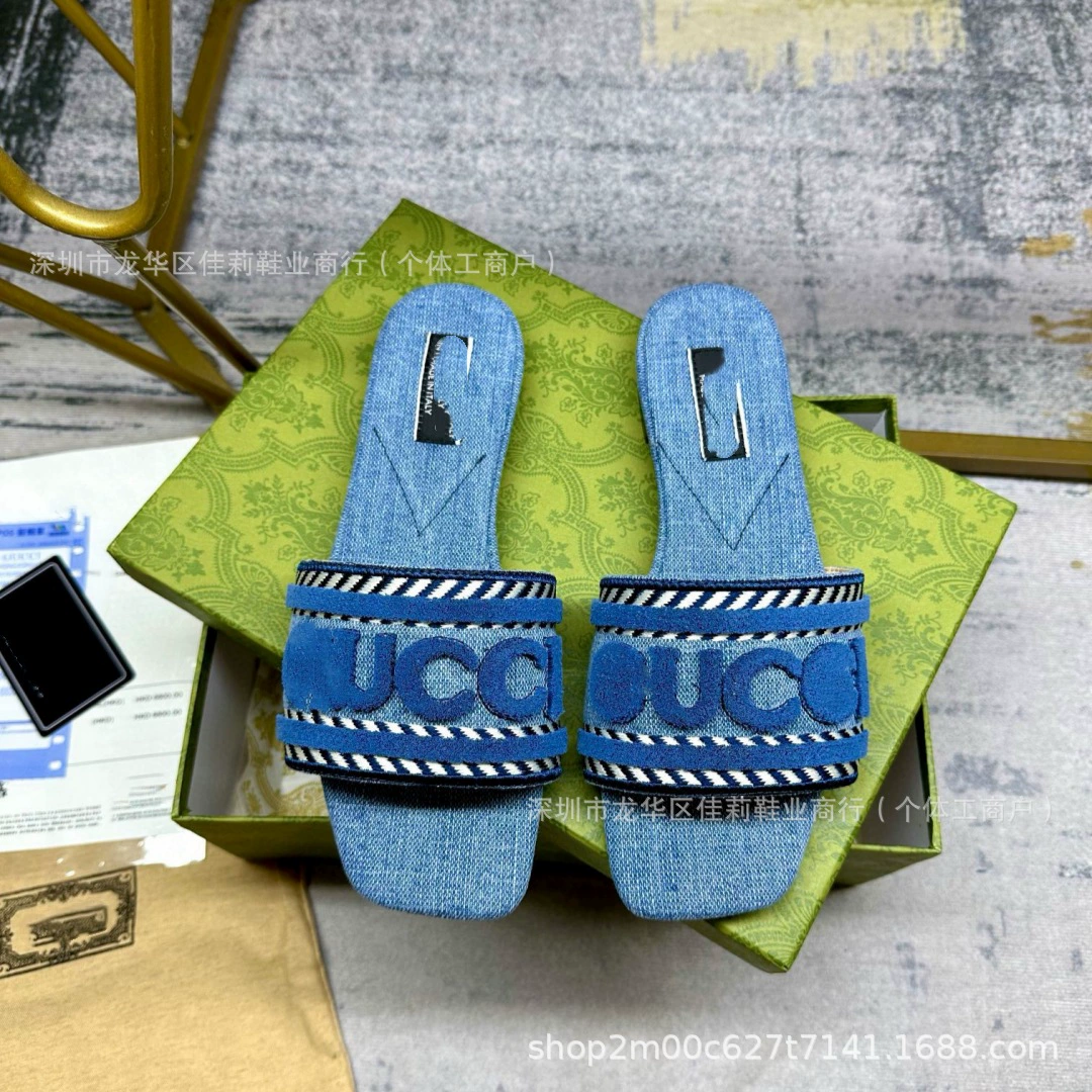 G Главная вышивка с плоской подошвой шлепанцы 2024 лето новая квадратная голова джинсовая ткань носить пляжные тапочки