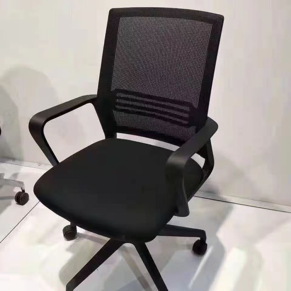 검은색 회전 의자 세 줄