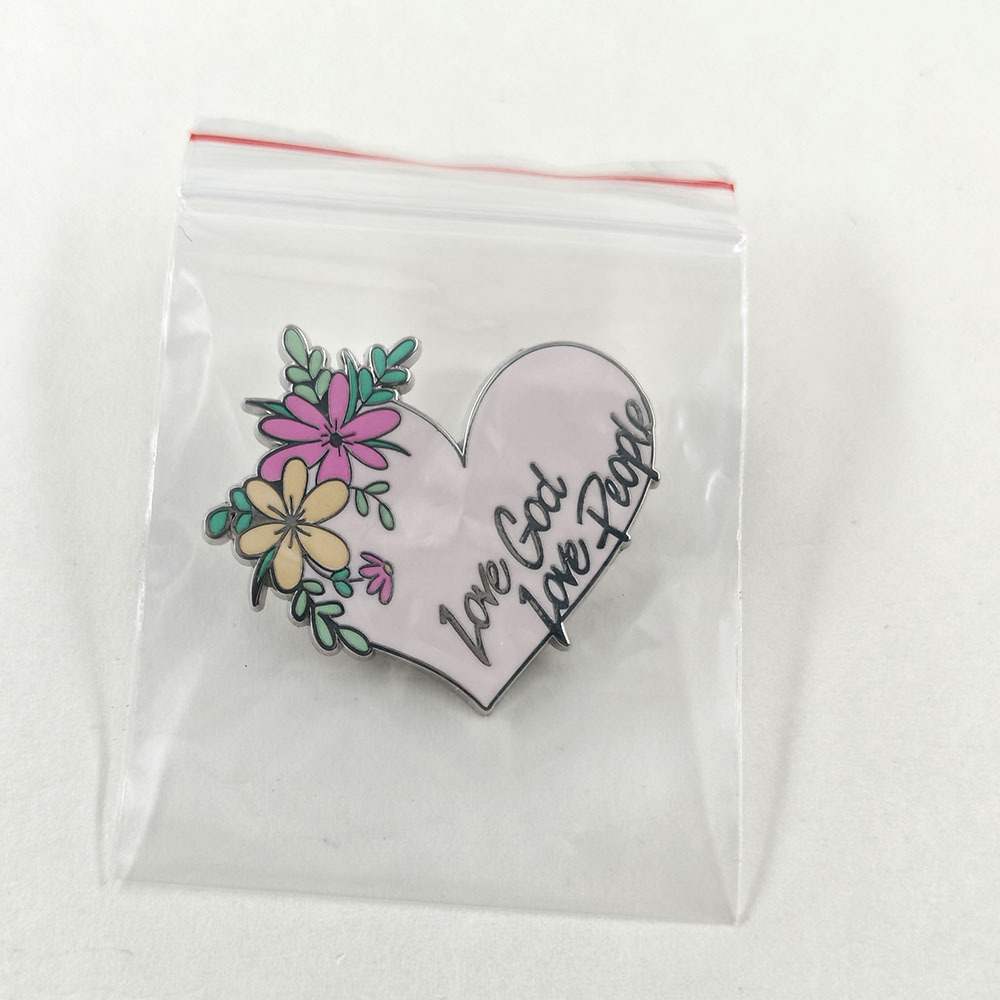 Love Everything Brooch Flower Heart-Shaped Pink Badge Faith Blessing Metal Pin Fashion Collar Jewelry Backpack Accessories