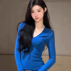 秋季克莱因蓝V领针织内搭女打底衫2025新款秋款修身显瘦长袖上衣