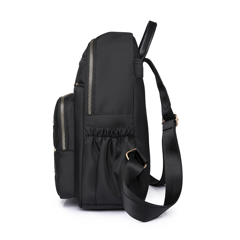 2023 nueva mochila casual para mujer de nailon moda simple y ligera remache mochila de viaje mochila escolar al por mayor