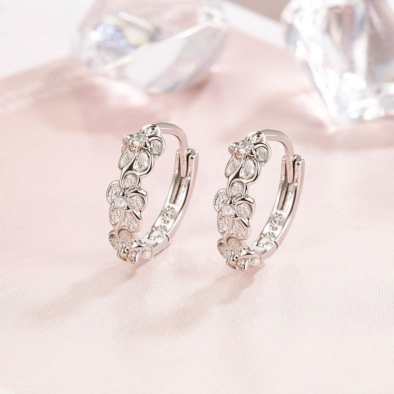Diamond Peach Blossom Earrings for Women, Korean Style, Simple and Sweet Elegant, Flower Niche Design, High-End, Fresh, No Need to Take Off When Sleeping
