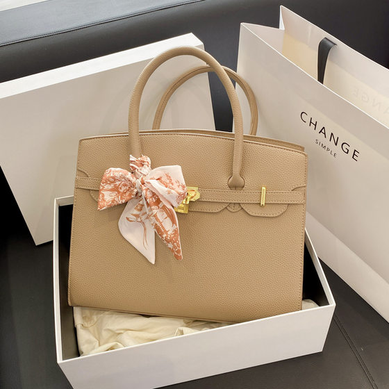 This year's new shoulder handbag women's bag fresh sweet fashion elegant small square bag niche design girl's bag