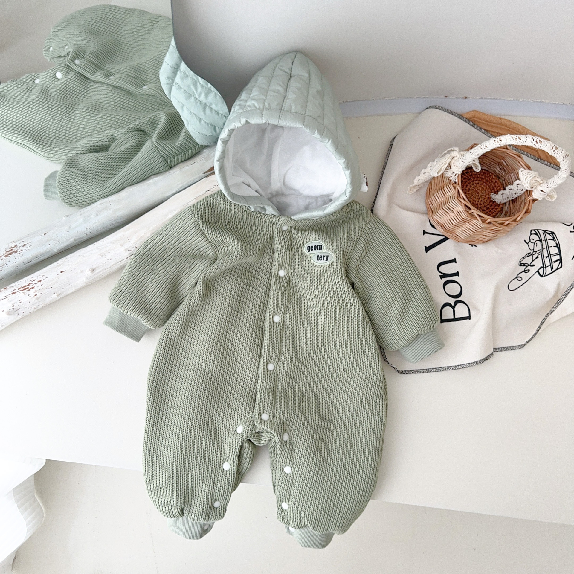 Ropa para niños coreanos otoño e invierno bebé hebilla completa mono tejido grueso acolchado ropa de salida de bebé con capucha