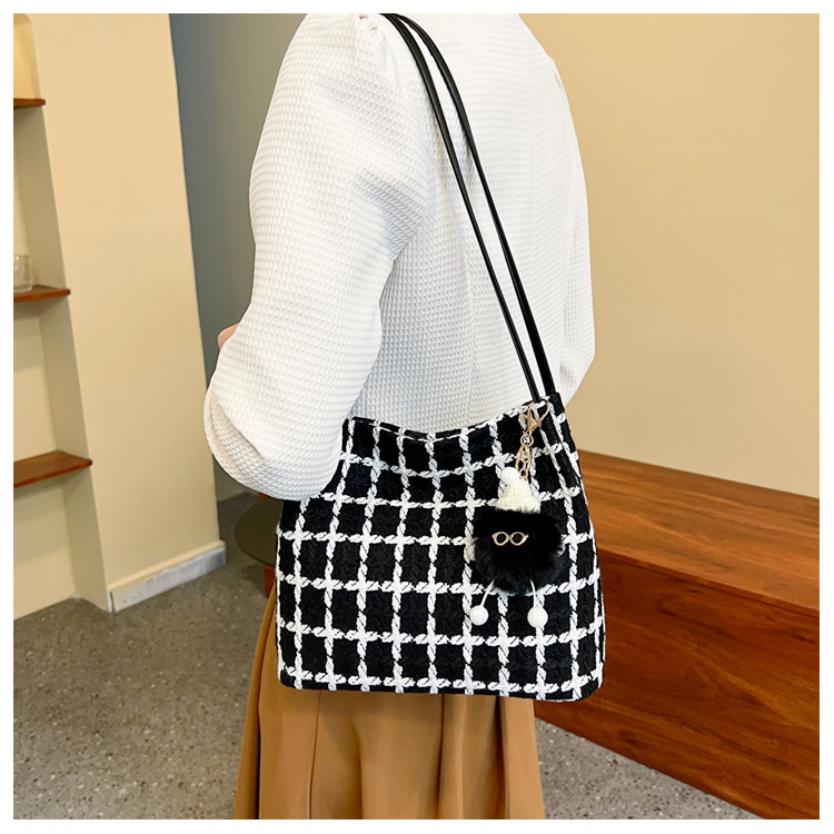 This year's popular bags are versatile for women. The 2023 new tweed bucket single-shoulder bag exudes a sense of sophistication and is a student commuting tote bag undefined