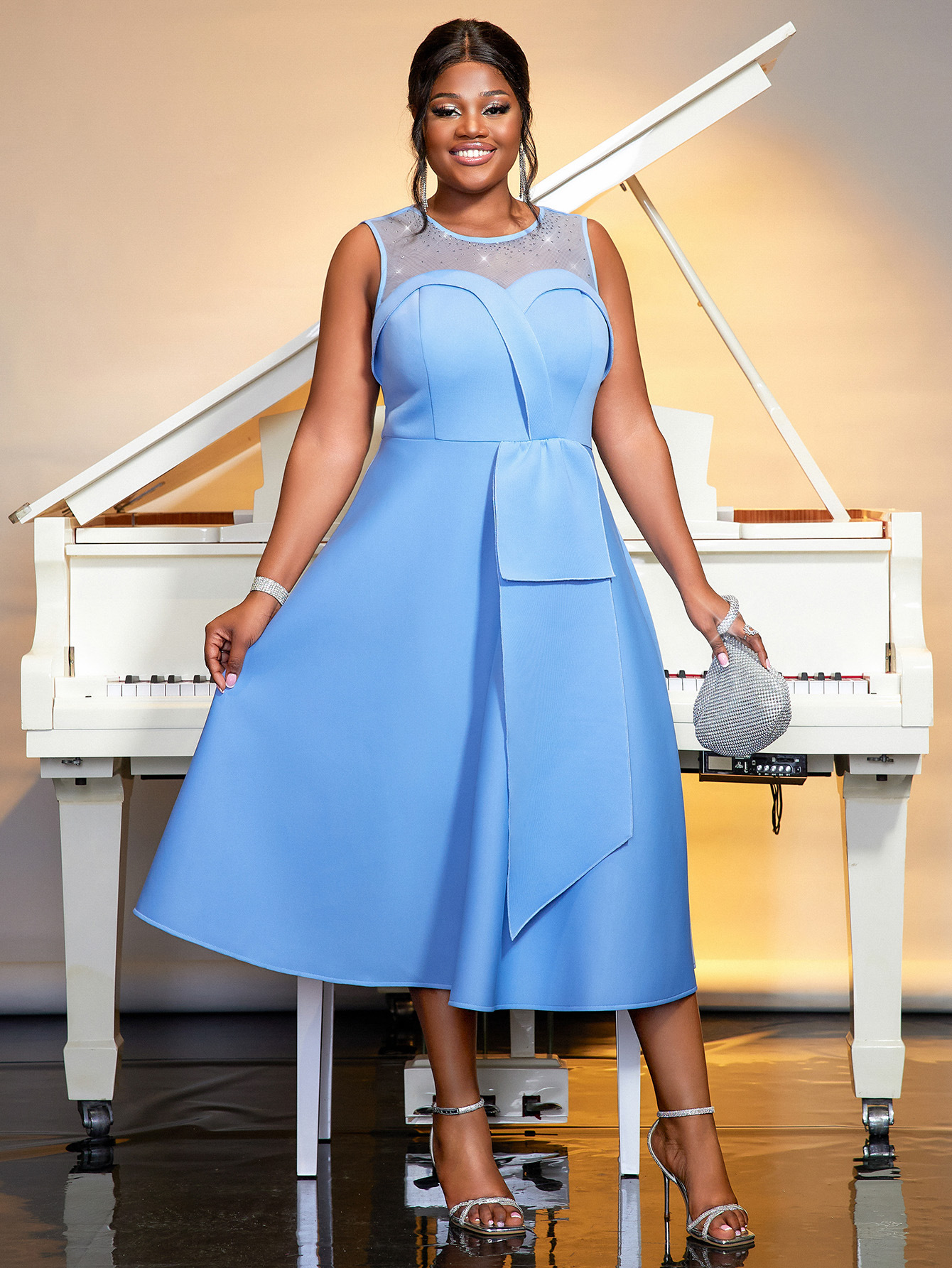 Robe de soirée trapèze sans manches avec empiècements en maille_voghion.com