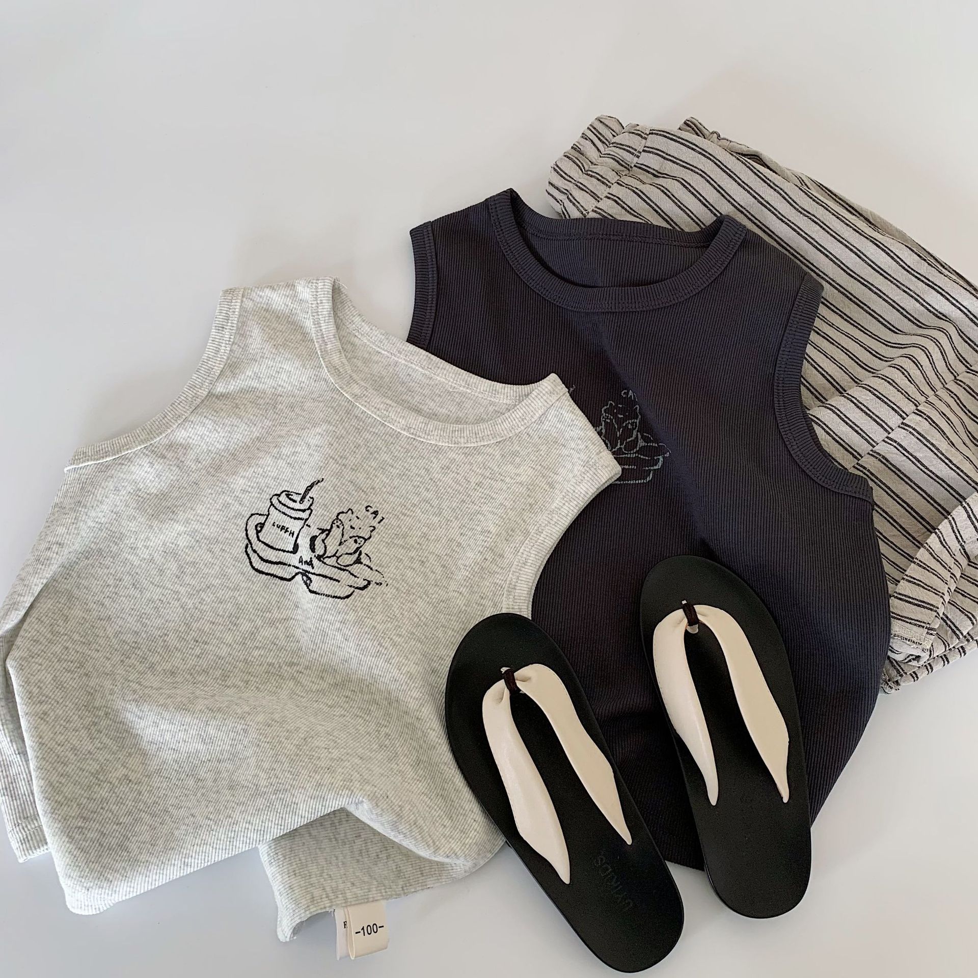 Chaleco sin mangas para niños Maibao 2025 verano nuevo estilo coreano para niños y niñas con estampado de estilo occidental de manga corta camiseta de todo fósforo marea