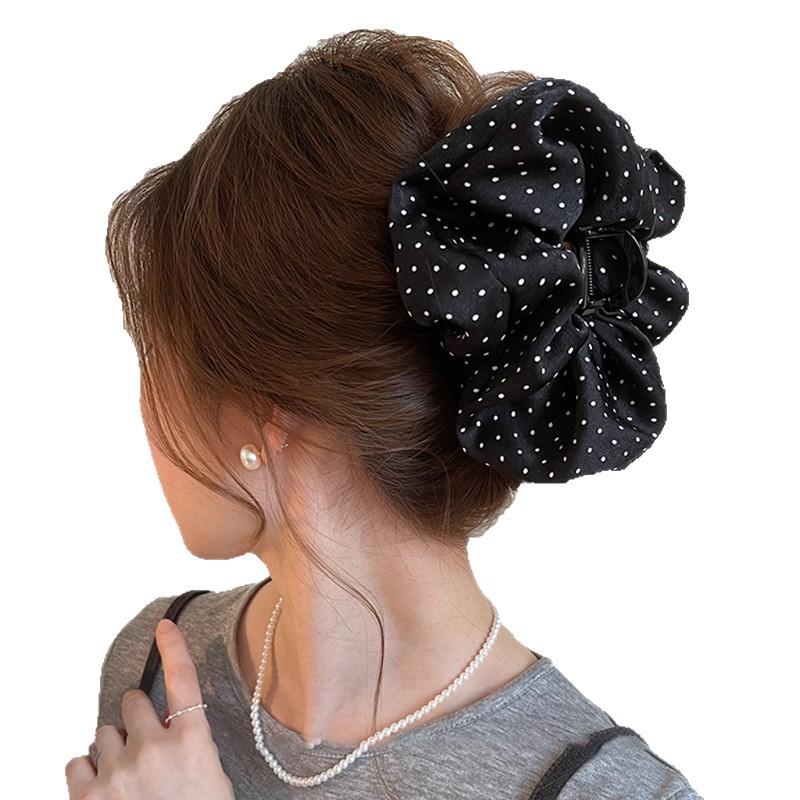 Pinza para el cabello de punto de onda plisada de flores de tela, personalidad coreana, clip de agarre simple y versátil, clip de tiburón, accesorios para el cabello de alta gama de nicho