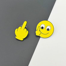 竖中指Emoji表情包卡通徽章合金滴油 恶搞社交胸牌书包装饰品胸针