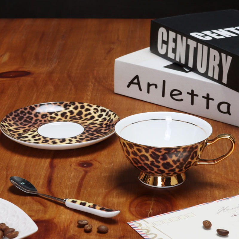 Leopardo de lujo ligero hueso de porcelana taza de café y plato conjunto de taza de té europea en línea exquisita taza de cerámica plato clásico alto valor nominal