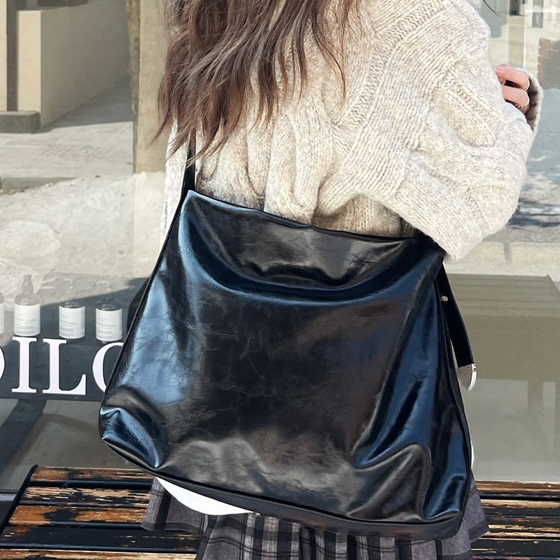 New Black Soft Leather Large Capacity Commuter Leisure Tote Women's Korean Fashion One Shoulder Crossbody Bag_voghion.com