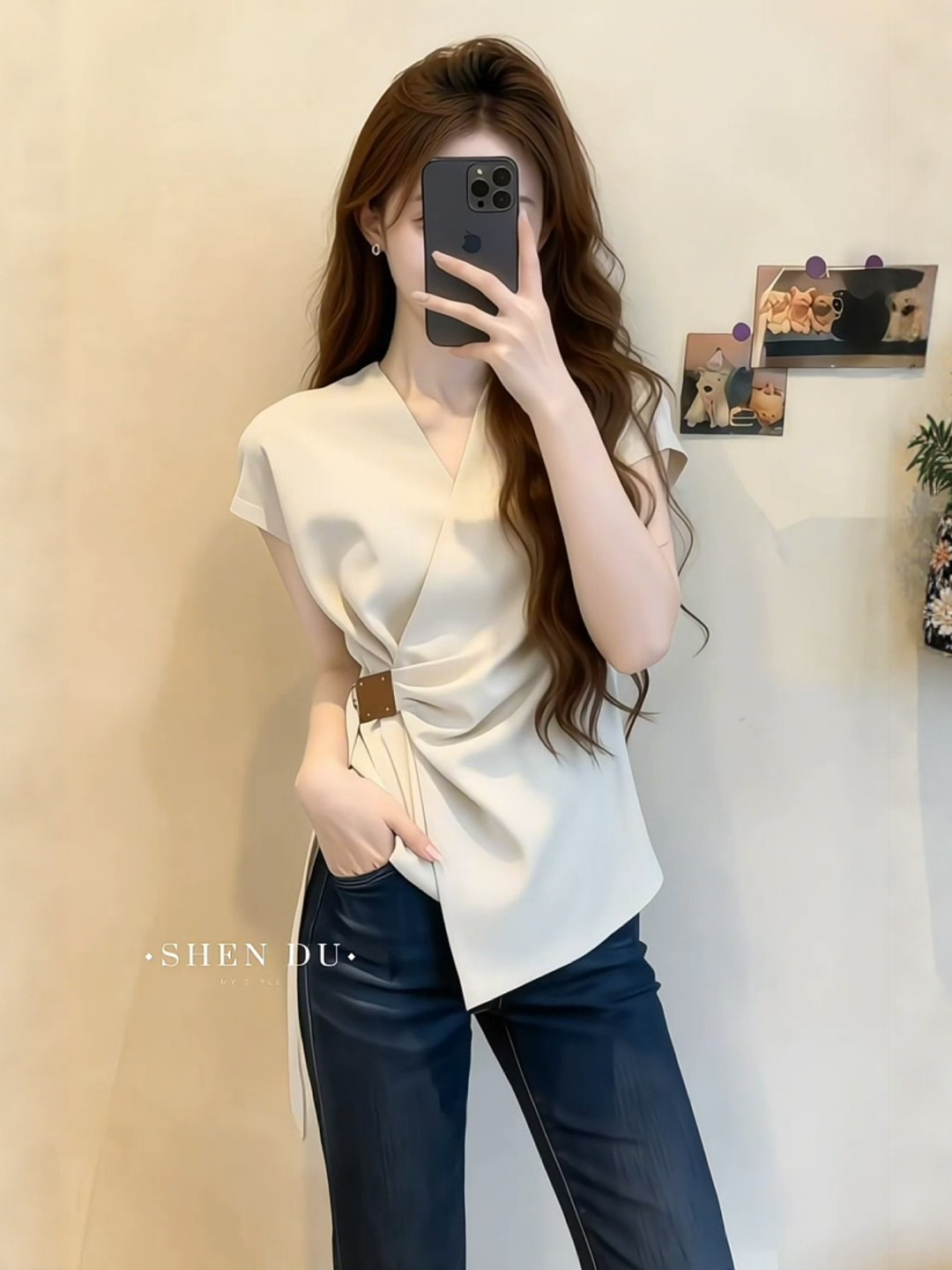 Áo thun nữ cổ V tay ngắn phong cách Pháp, thiết kế eo thon gọn, tay lửng bất đối xứng — màu mơ